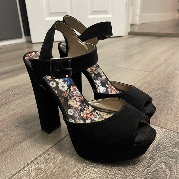 Black heels size 8 - Picture 1 of 4